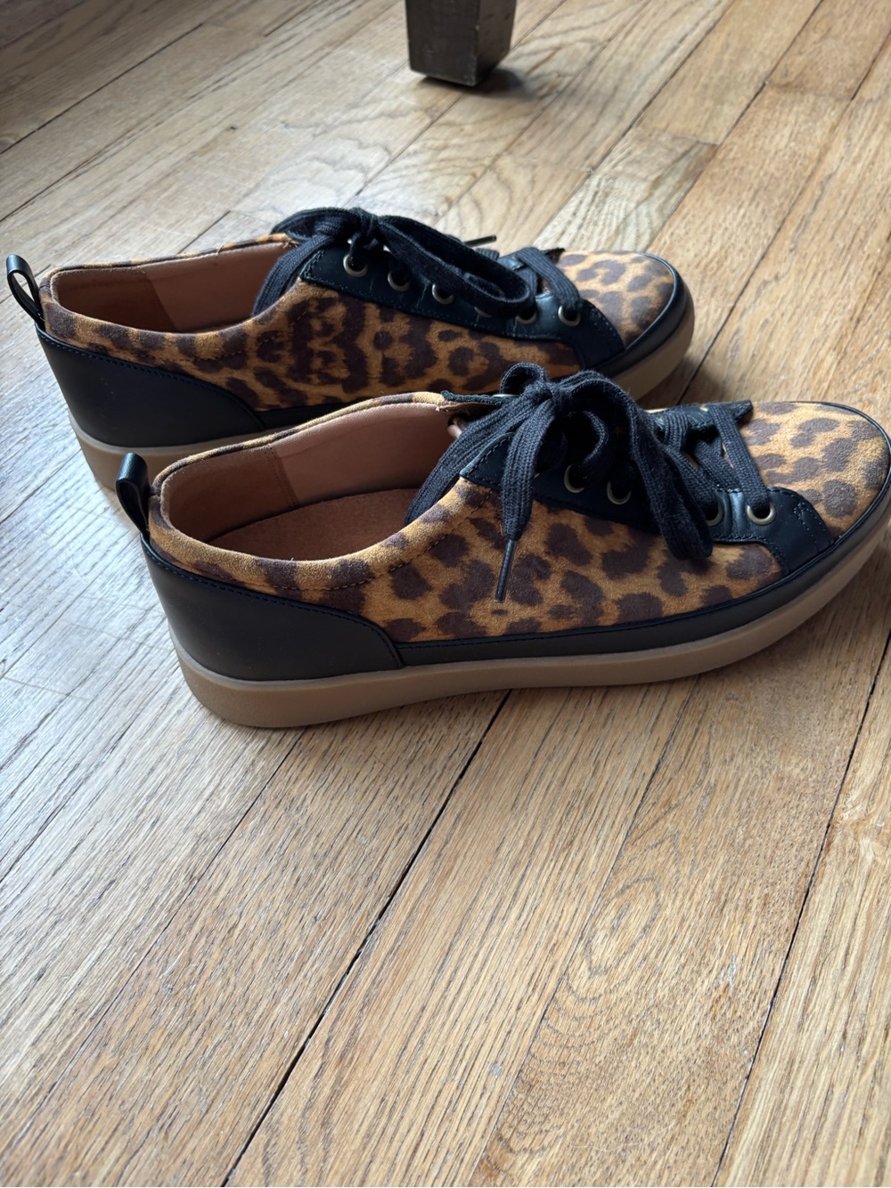 Vionic Winny Leather Low Top Sneakers Tan Leopard Print Size 9.5 - Picture 3 of 7